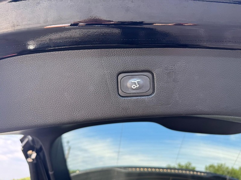 Ford Edge Vehicle Full-screen Gallery Image 12