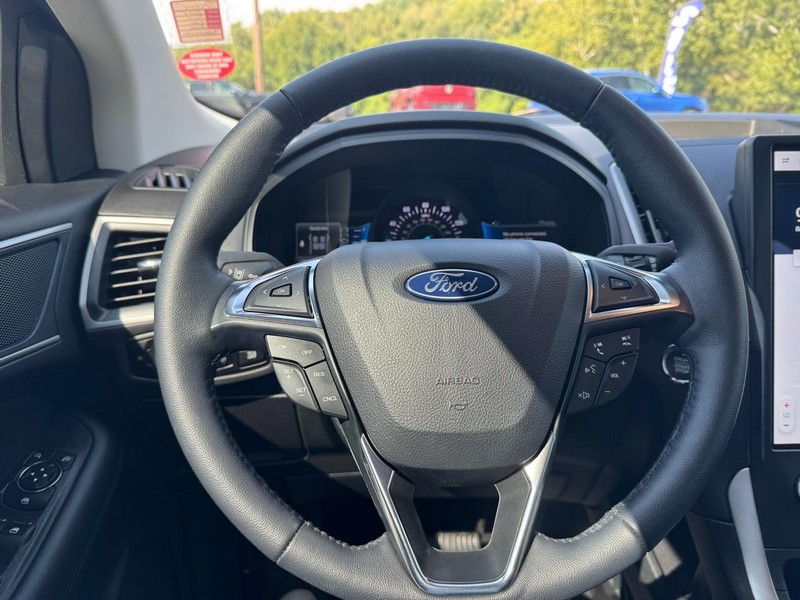 Ford Edge Vehicle Full-screen Gallery Image 13