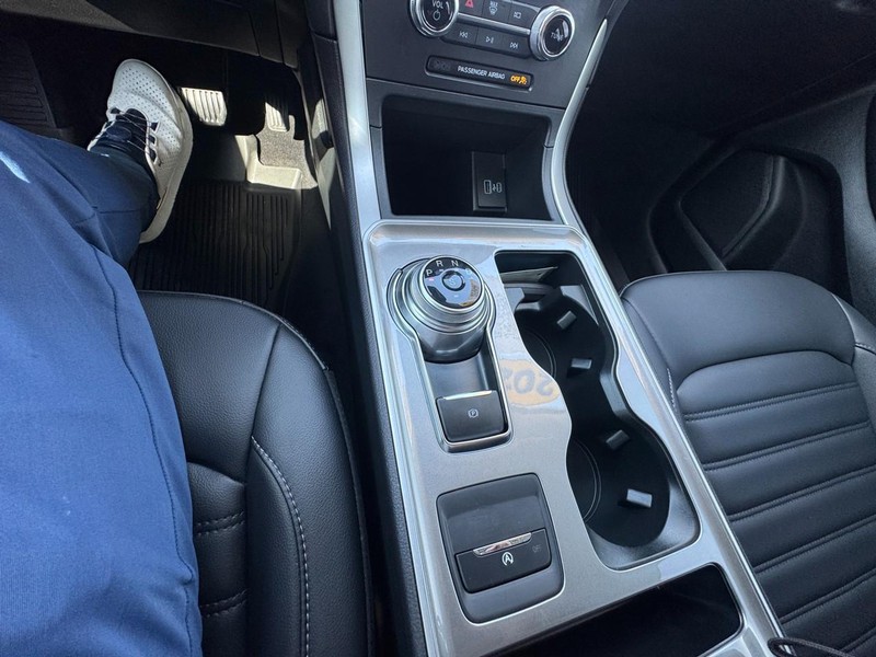 Ford Edge Vehicle Full-screen Gallery Image 15