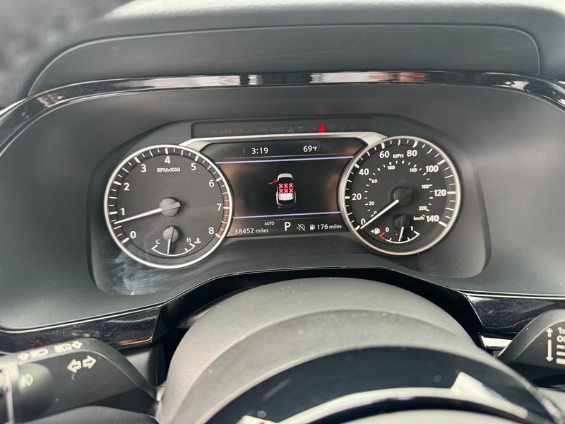 Nissan Pathfinder Vehicle Image 12