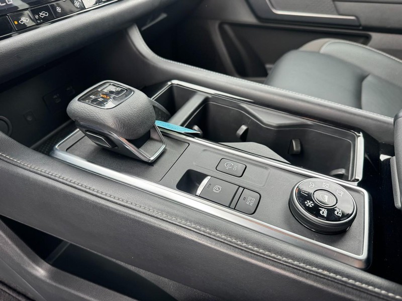 Nissan Pathfinder Vehicle Image 13