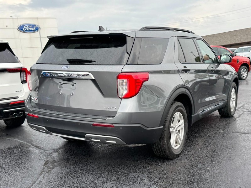 Ford Explorer Vehicle Full-screen Gallery Image 03