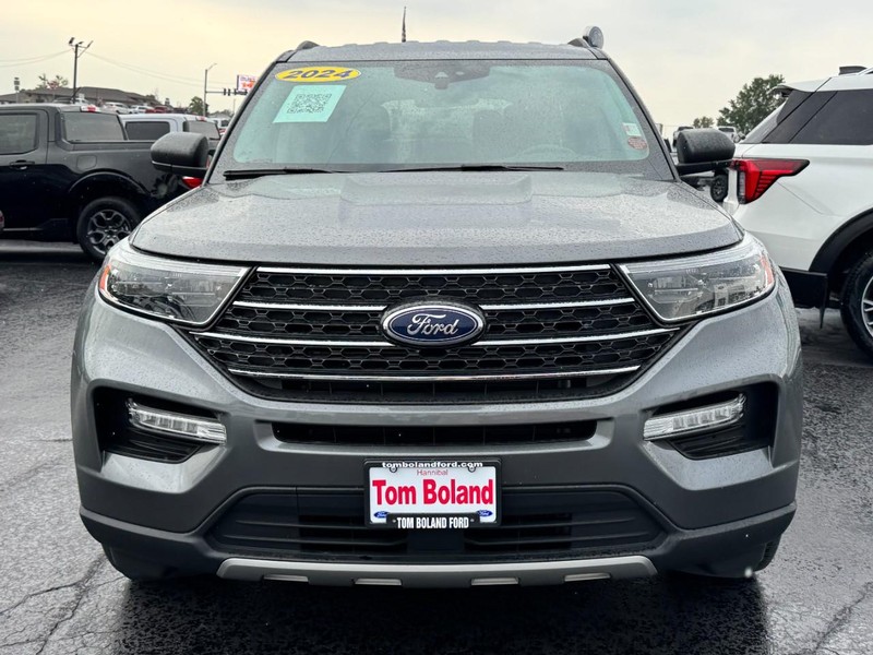 Ford Explorer Vehicle Full-screen Gallery Image 09