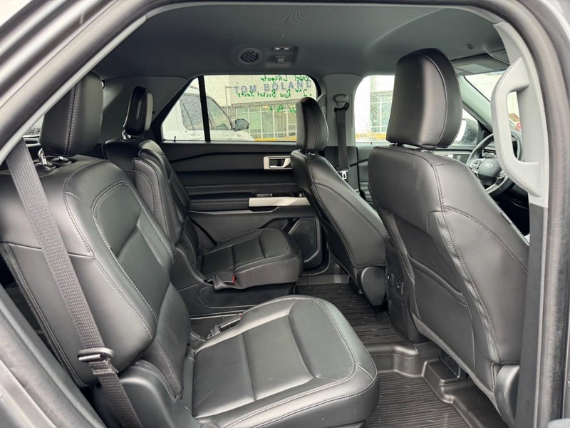 Ford Explorer Vehicle Full-screen Gallery Image 10