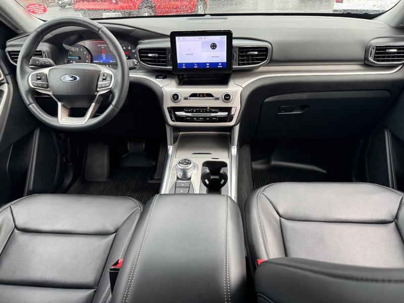 Ford Explorer Vehicle Full-screen Gallery Image 11