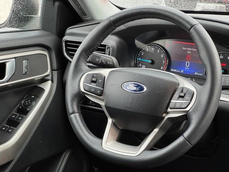 Ford Explorer Vehicle Full-screen Gallery Image 12