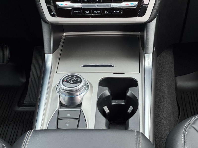 Ford Explorer Vehicle Full-screen Gallery Image 14