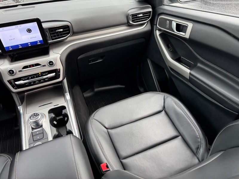 Ford Explorer Vehicle Full-screen Gallery Image 15