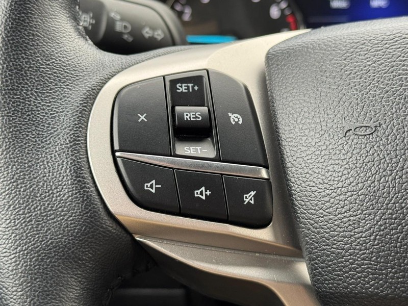 Ford Explorer Vehicle Full-screen Gallery Image 16