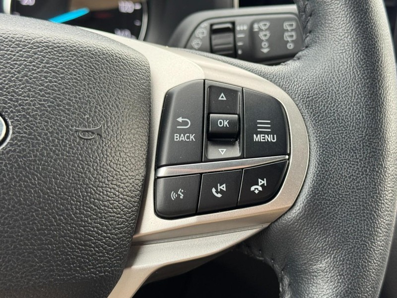 Ford Explorer Vehicle Full-screen Gallery Image 17