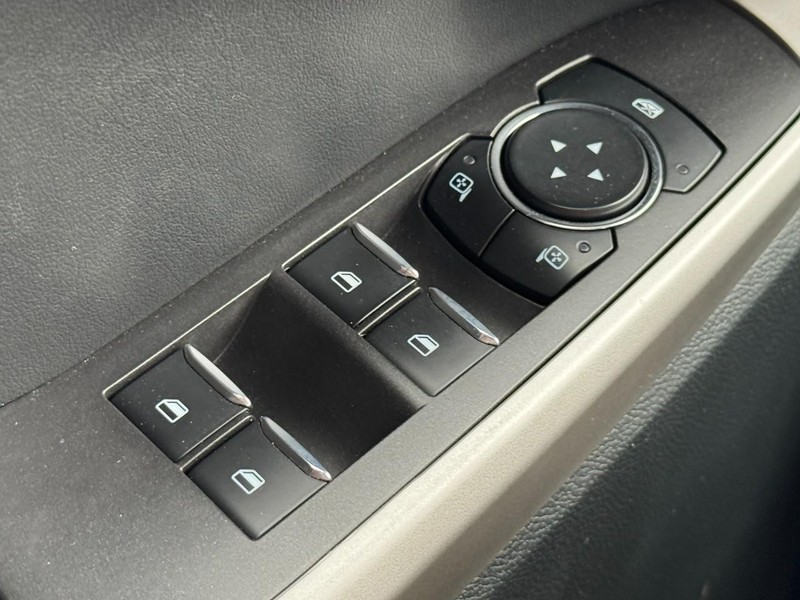 Ford Explorer Vehicle Full-screen Gallery Image 22
