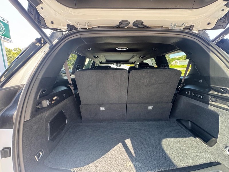 Jeep Grand Cherokee L Vehicle Image 09