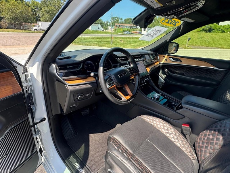 Jeep Grand Cherokee L Vehicle Image 10