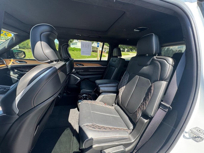 Jeep Grand Cherokee L Vehicle Image 13