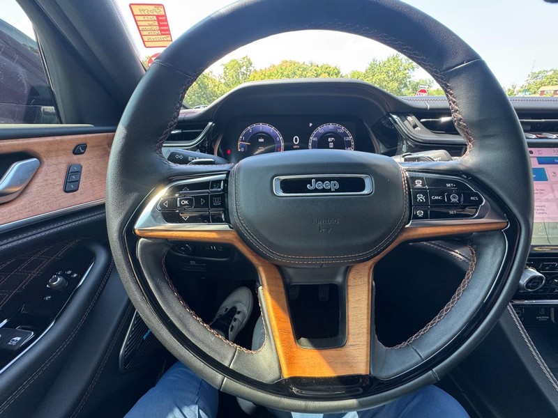 Jeep Grand Cherokee L Vehicle Image 15