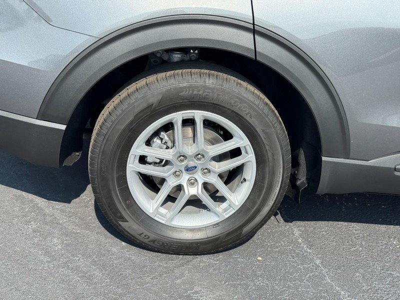 Ford Explorer Vehicle Image 04