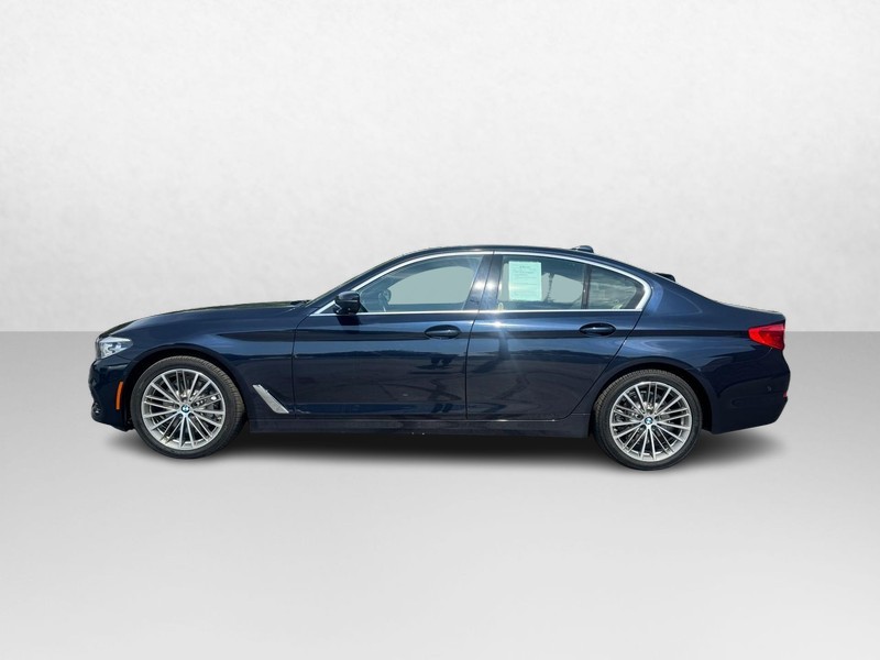 BMW 5 Series Vehicle Full-screen Gallery Image 02