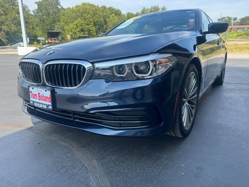 BMW 5 Series Vehicle Full-screen Gallery Image 03