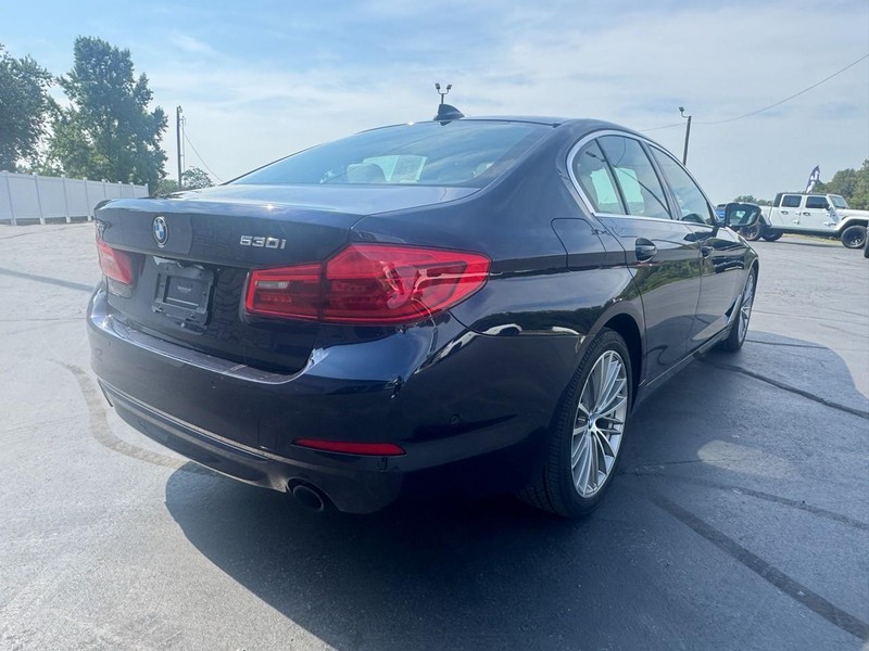 BMW 5 Series Vehicle Full-screen Gallery Image 04
