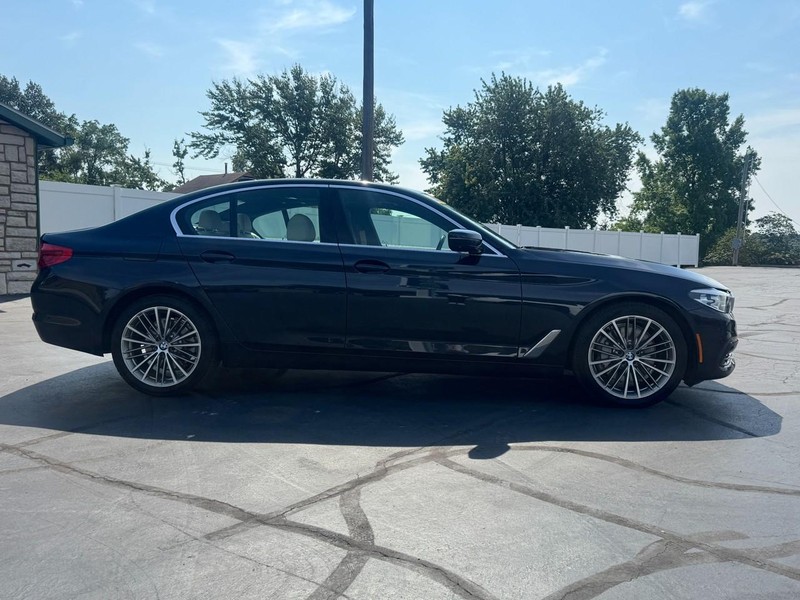 BMW 5 Series Vehicle Full-screen Gallery Image 05
