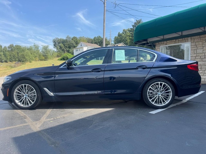 BMW 5 Series Vehicle Full-screen Gallery Image 06