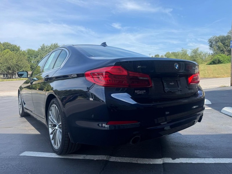 BMW 5 Series Vehicle Full-screen Gallery Image 07