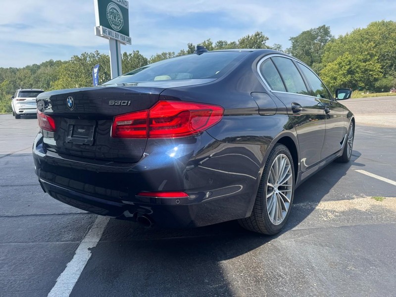 BMW 5 Series Vehicle Full-screen Gallery Image 08