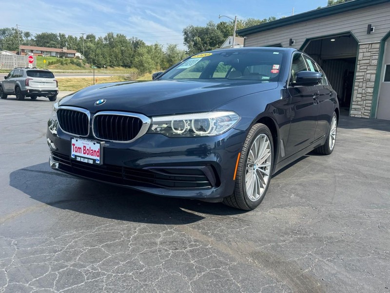 BMW 5 Series Vehicle Full-screen Gallery Image 09