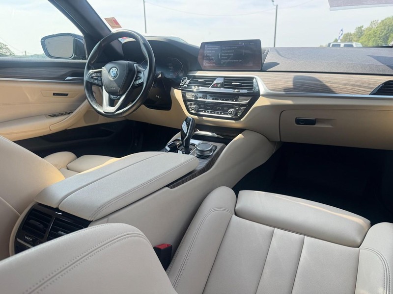 BMW 5 Series Vehicle Full-screen Gallery Image 10