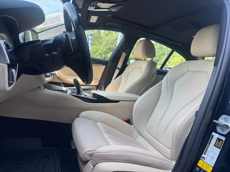 BMW 5 Series Vehicle Full-screen Gallery Image 11