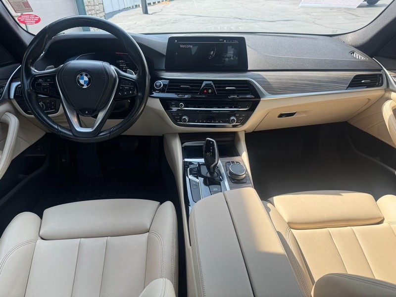 BMW 5 Series Vehicle Full-screen Gallery Image 12