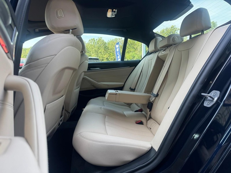BMW 5 Series Vehicle Full-screen Gallery Image 13