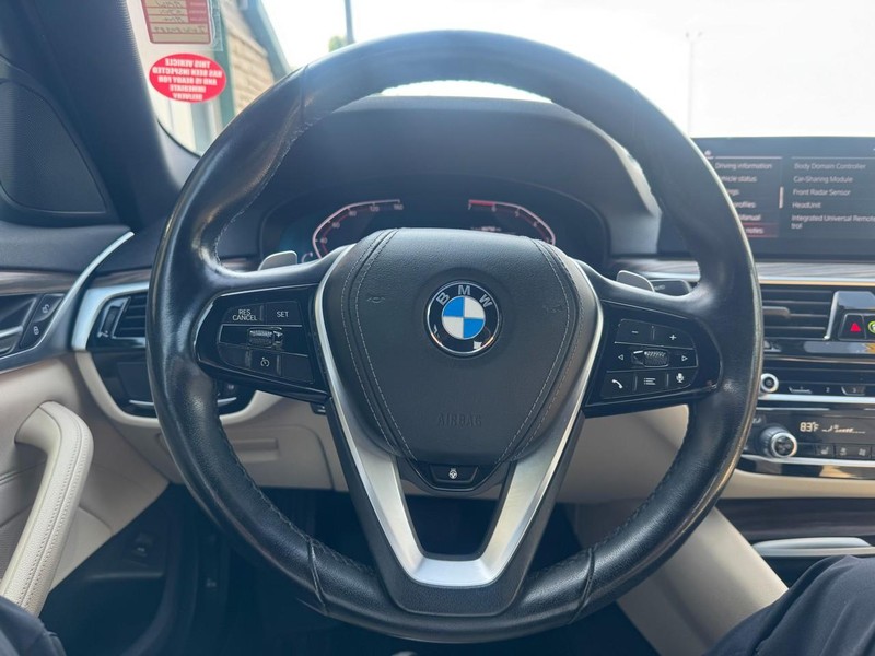 BMW 5 Series Vehicle Full-screen Gallery Image 14
