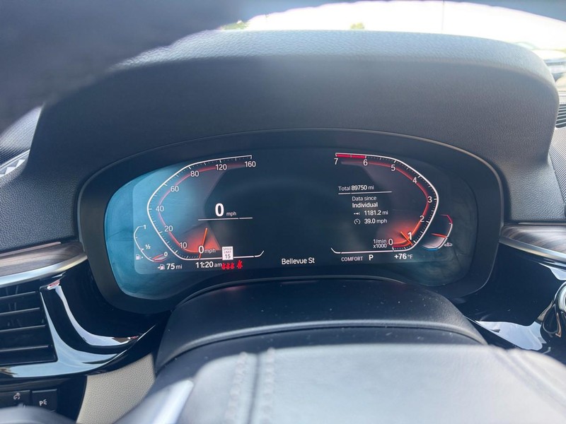 BMW 5 Series Vehicle Full-screen Gallery Image 15