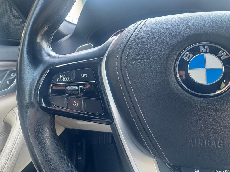 BMW 5 Series Vehicle Full-screen Gallery Image 16
