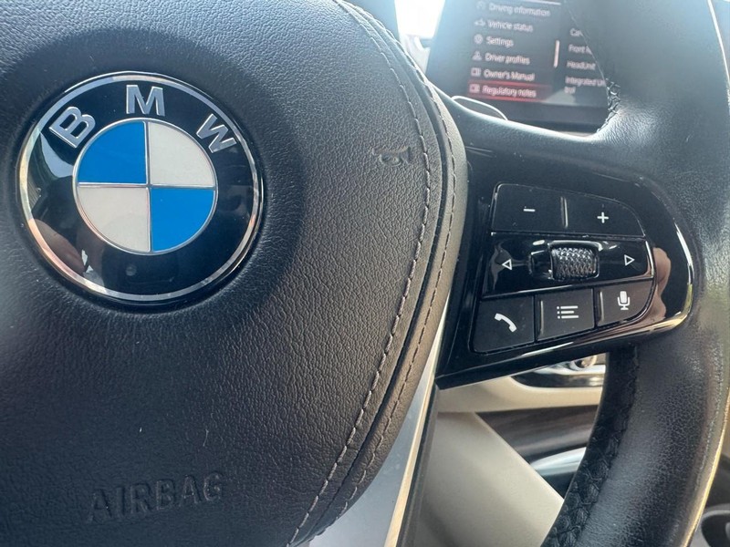 BMW 5 Series Vehicle Full-screen Gallery Image 17