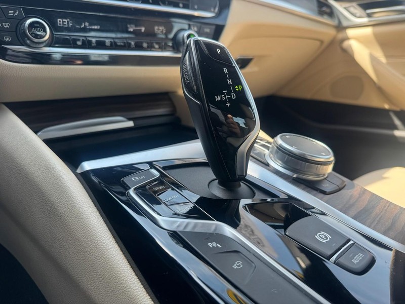 BMW 5 Series Vehicle Full-screen Gallery Image 18