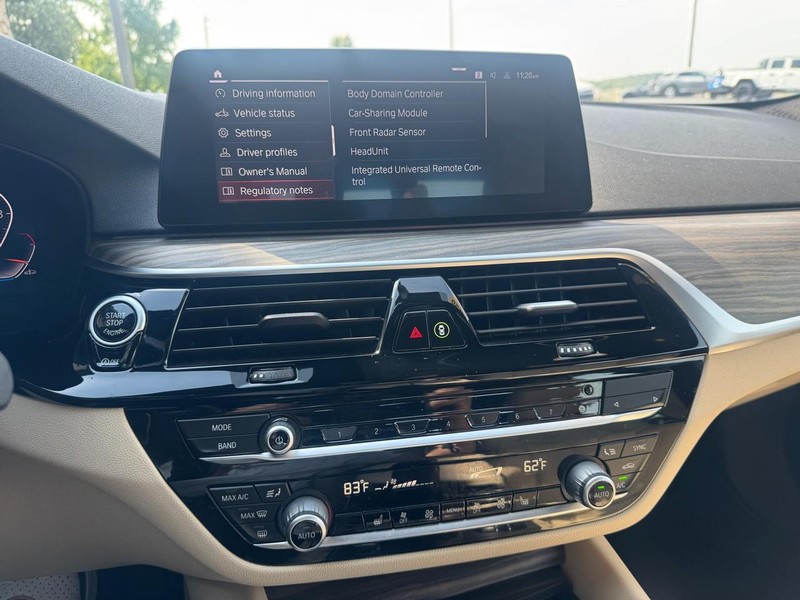 BMW 5 Series Vehicle Full-screen Gallery Image 19