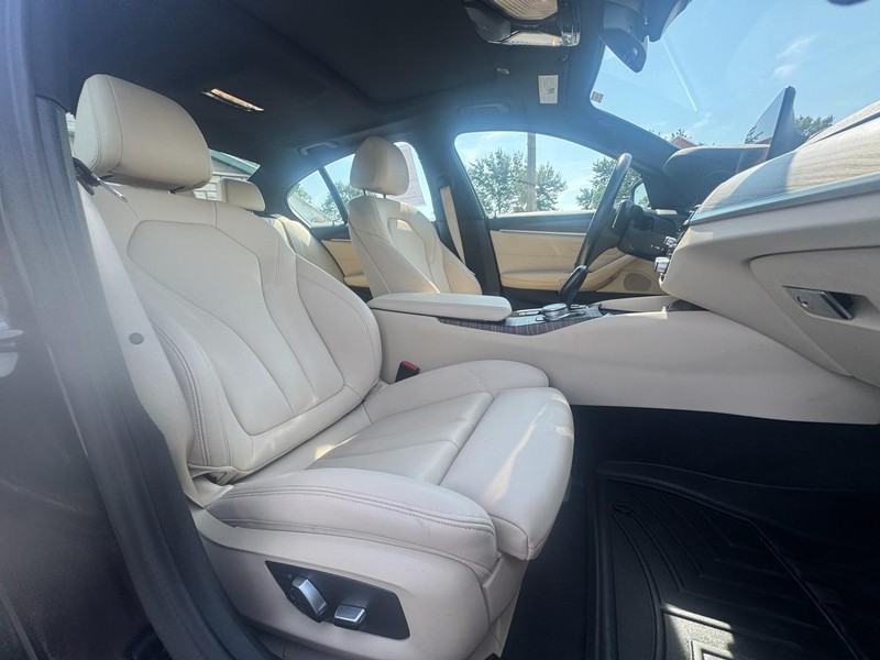 BMW 5 Series Vehicle Full-screen Gallery Image 20