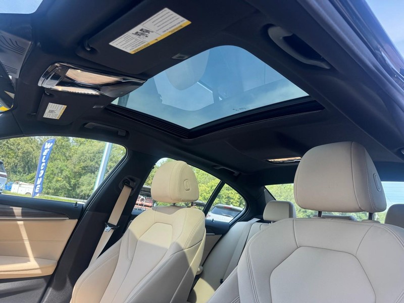 BMW 5 Series Vehicle Full-screen Gallery Image 21