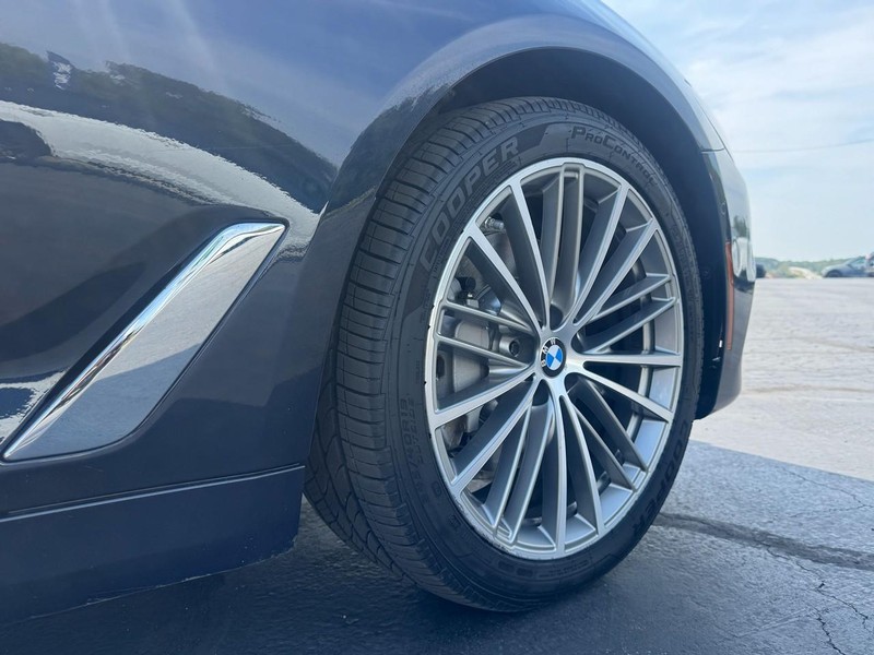 BMW 5 Series Vehicle Full-screen Gallery Image 22