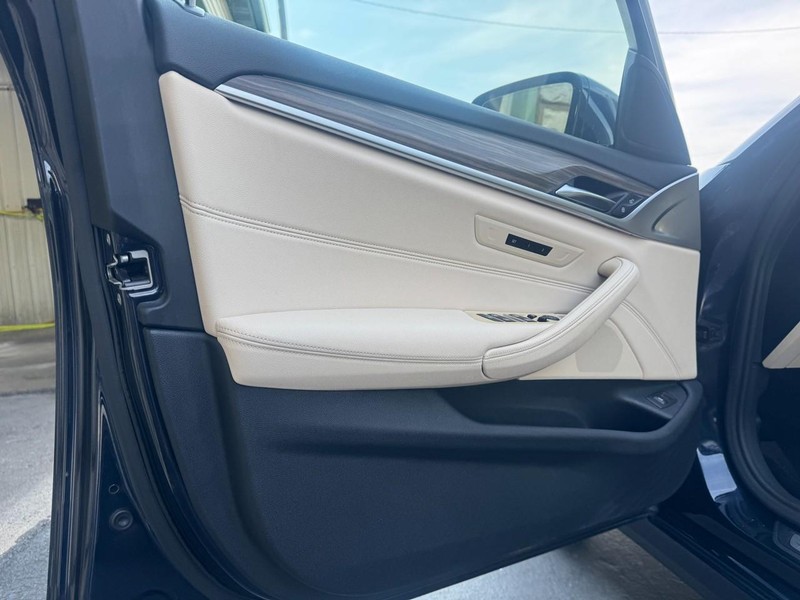 BMW 5 Series Vehicle Full-screen Gallery Image 26