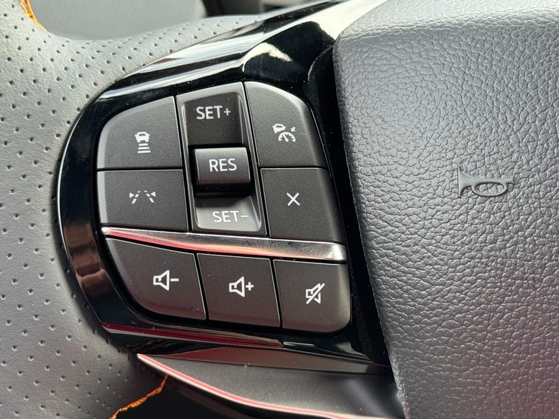 Ford Explorer Vehicle Image 12