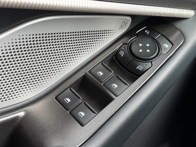 Ford Explorer Vehicle Image 18
