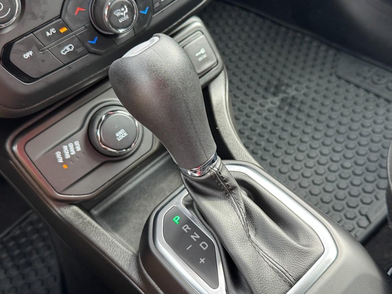 Jeep Renegade Vehicle Image 19