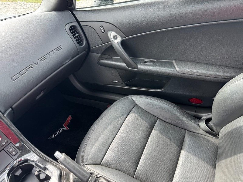 Chevrolet Corvette Vehicle Full-screen Gallery Image 15