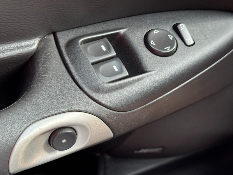 Chevrolet Corvette Vehicle Full-screen Gallery Image 22