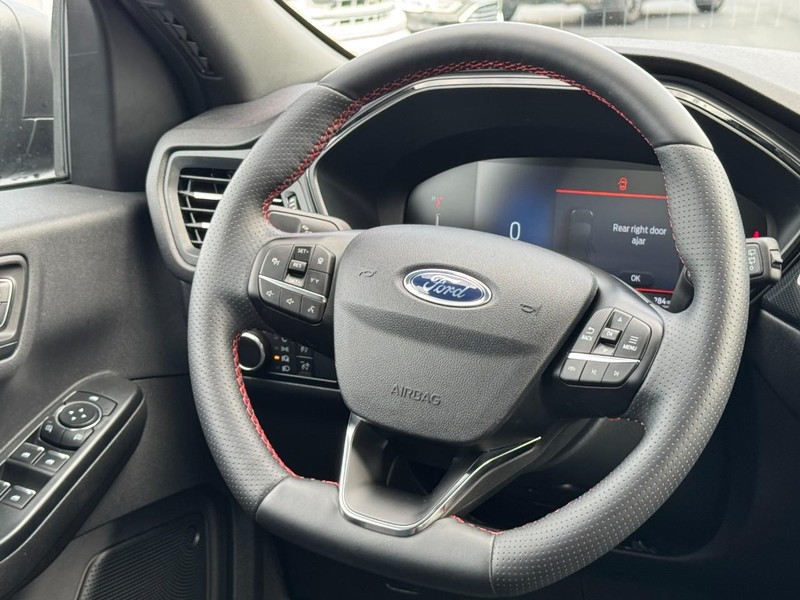 Ford Escape Vehicle Full-screen Gallery Image 12