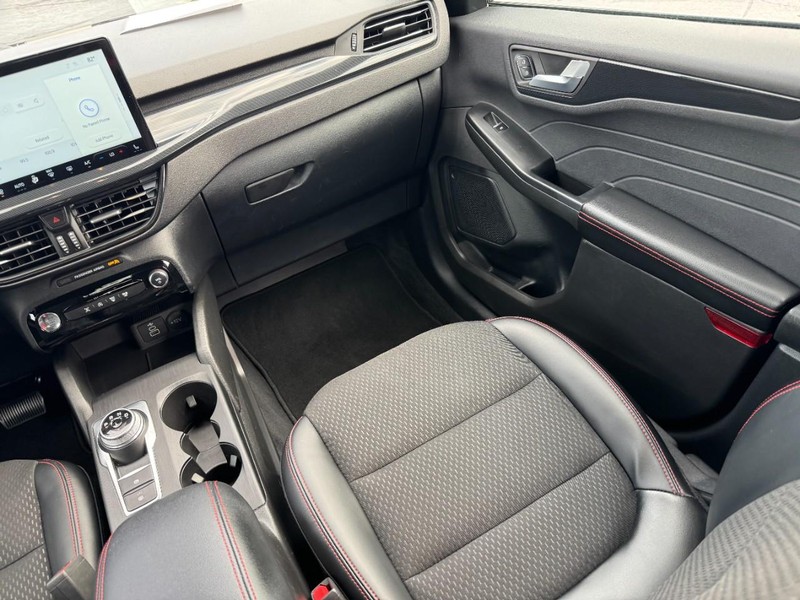 Ford Escape Vehicle Full-screen Gallery Image 15