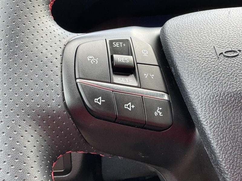 Ford Escape Vehicle Full-screen Gallery Image 16